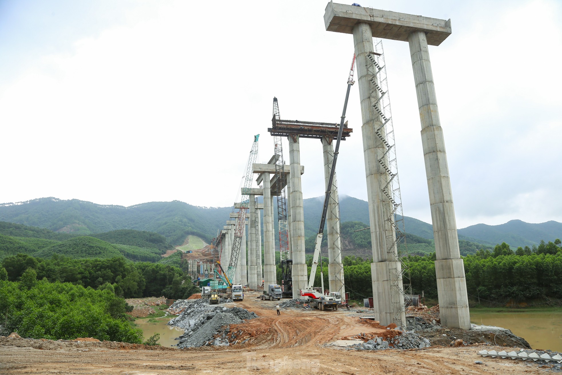 Cận cảnh những cây cầu vượt núi trên cao tốc Diễn Châu - Bãi Vọt - Ảnh 10.