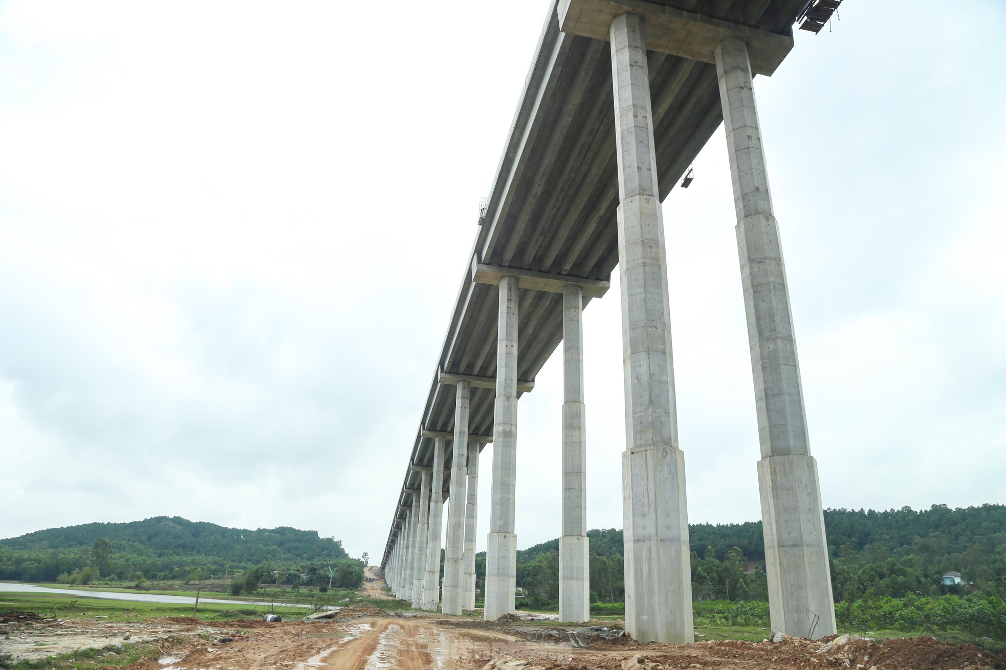 Cận cảnh những cây cầu vượt núi trên cao tốc Diễn Châu - Bãi Vọt - Ảnh 8.