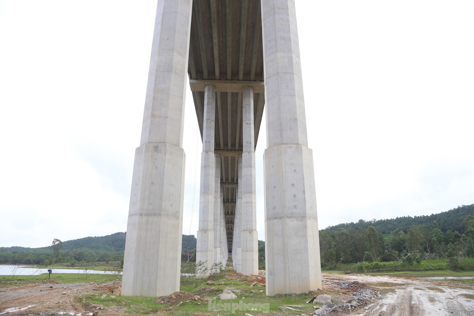 Cận cảnh những cây cầu vượt núi trên cao tốc Diễn Châu - Bãi Vọt - Ảnh 7.