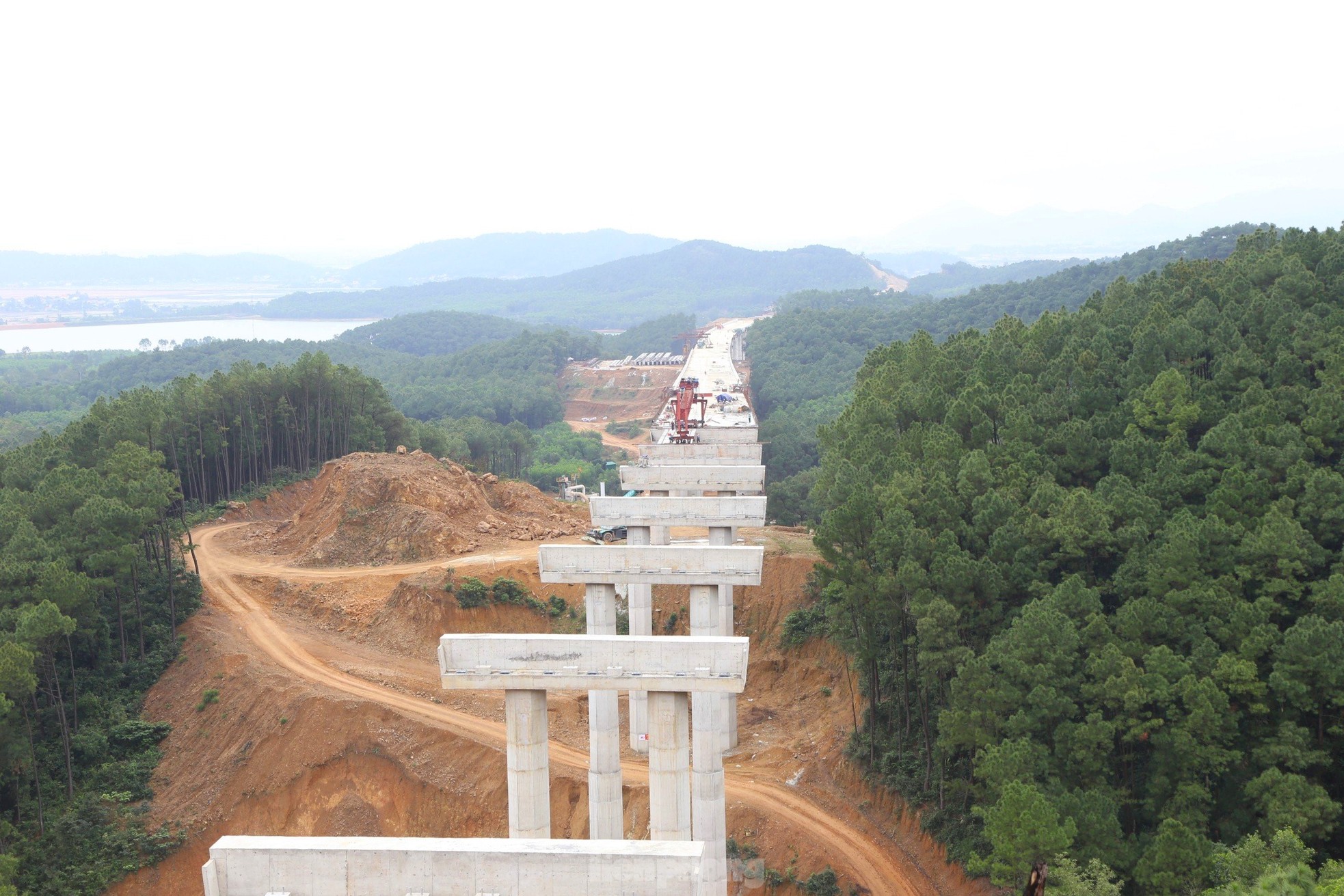 Cận cảnh những cây cầu vượt núi trên cao tốc Diễn Châu - Bãi Vọt - Ảnh 11.