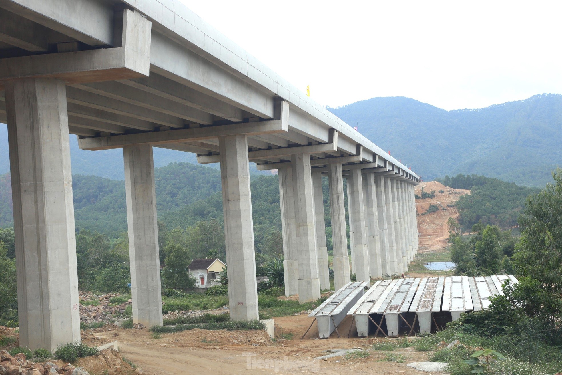 Cận cảnh những cây cầu vượt núi trên cao tốc Diễn Châu - Bãi Vọt - Ảnh 9.