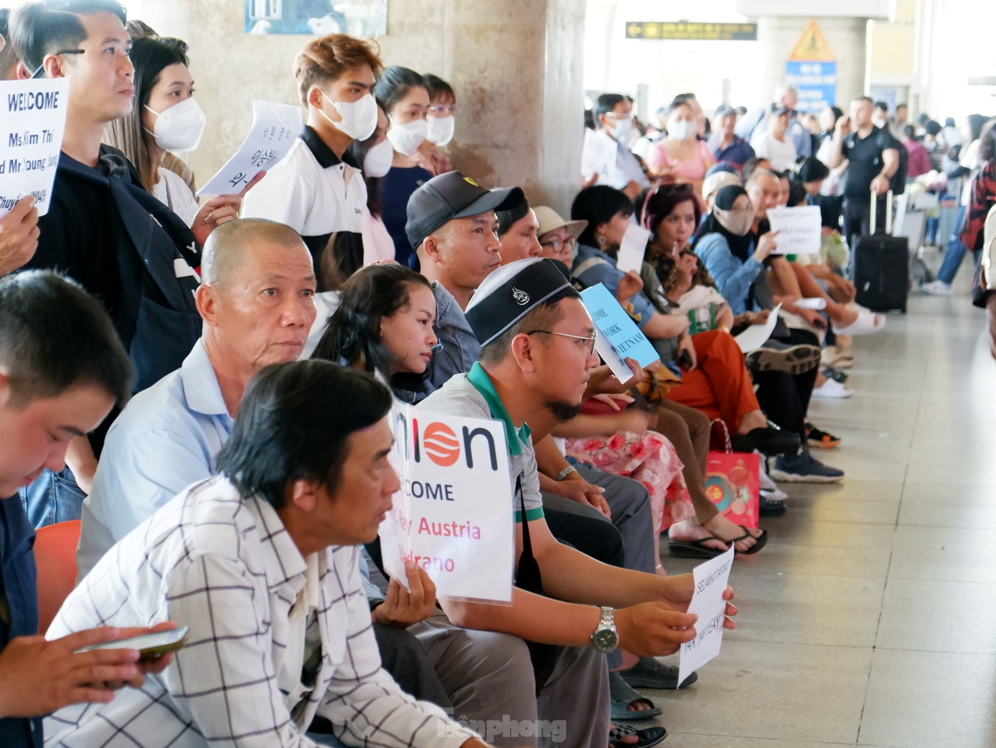 Sân bay Tân Sơn Nhất tấp nập người đón Việt kiều về ăn Tết - Ảnh 3.