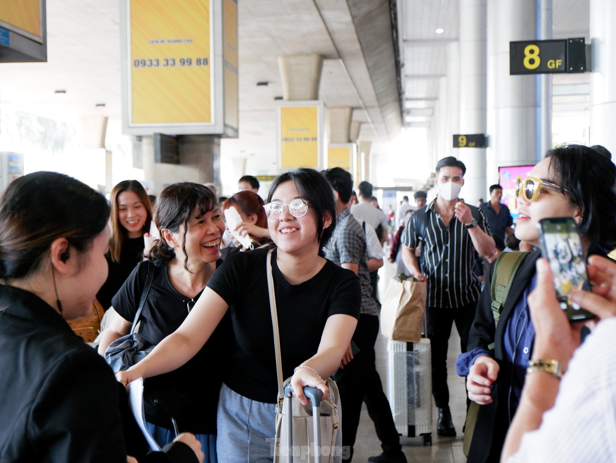 Sân bay Tân Sơn Nhất tấp nập người đón Việt kiều về ăn Tết - Ảnh 10.