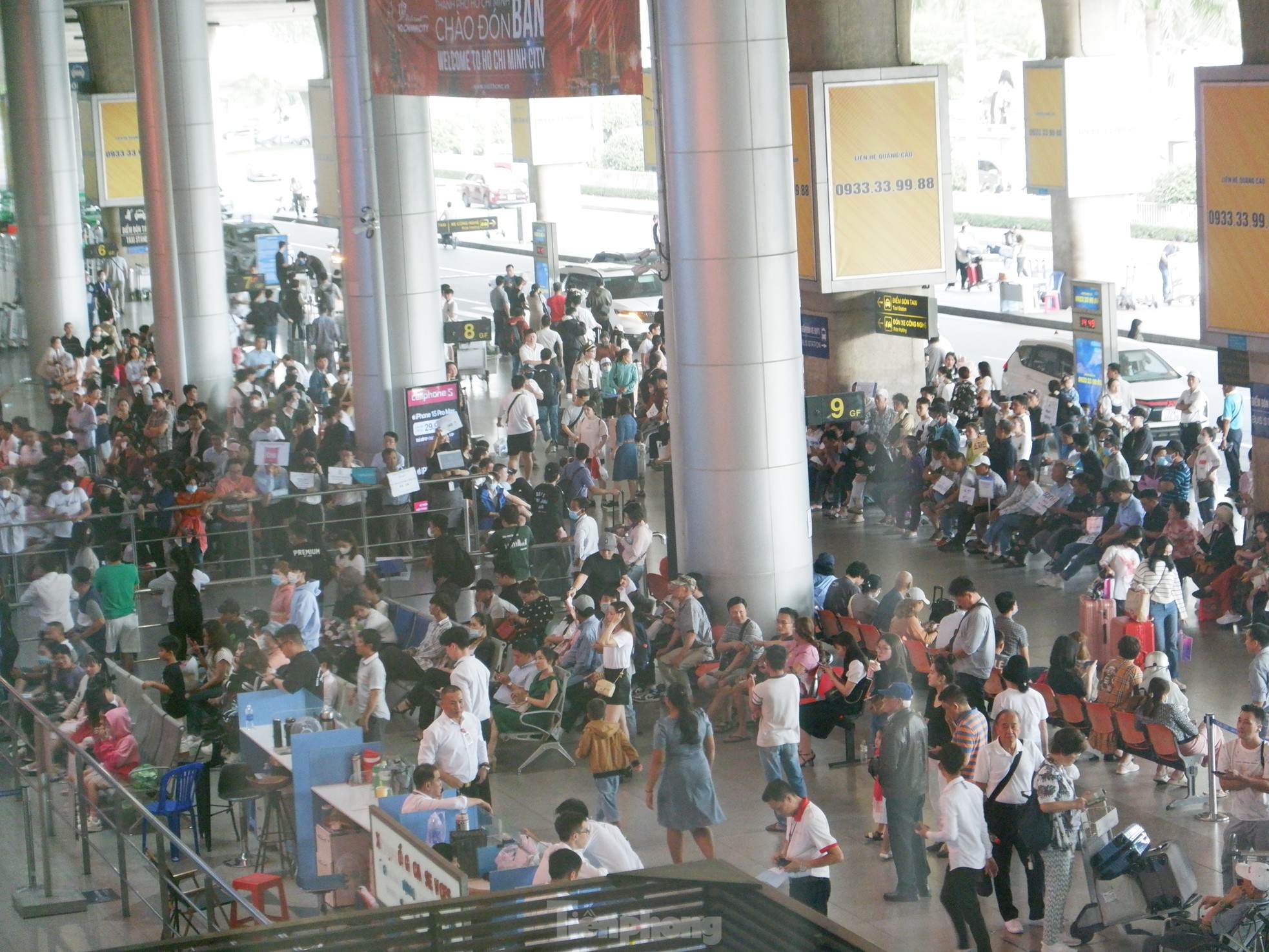 Sân bay Tân Sơn Nhất tấp nập người đón Việt kiều về ăn Tết - Ảnh 2.