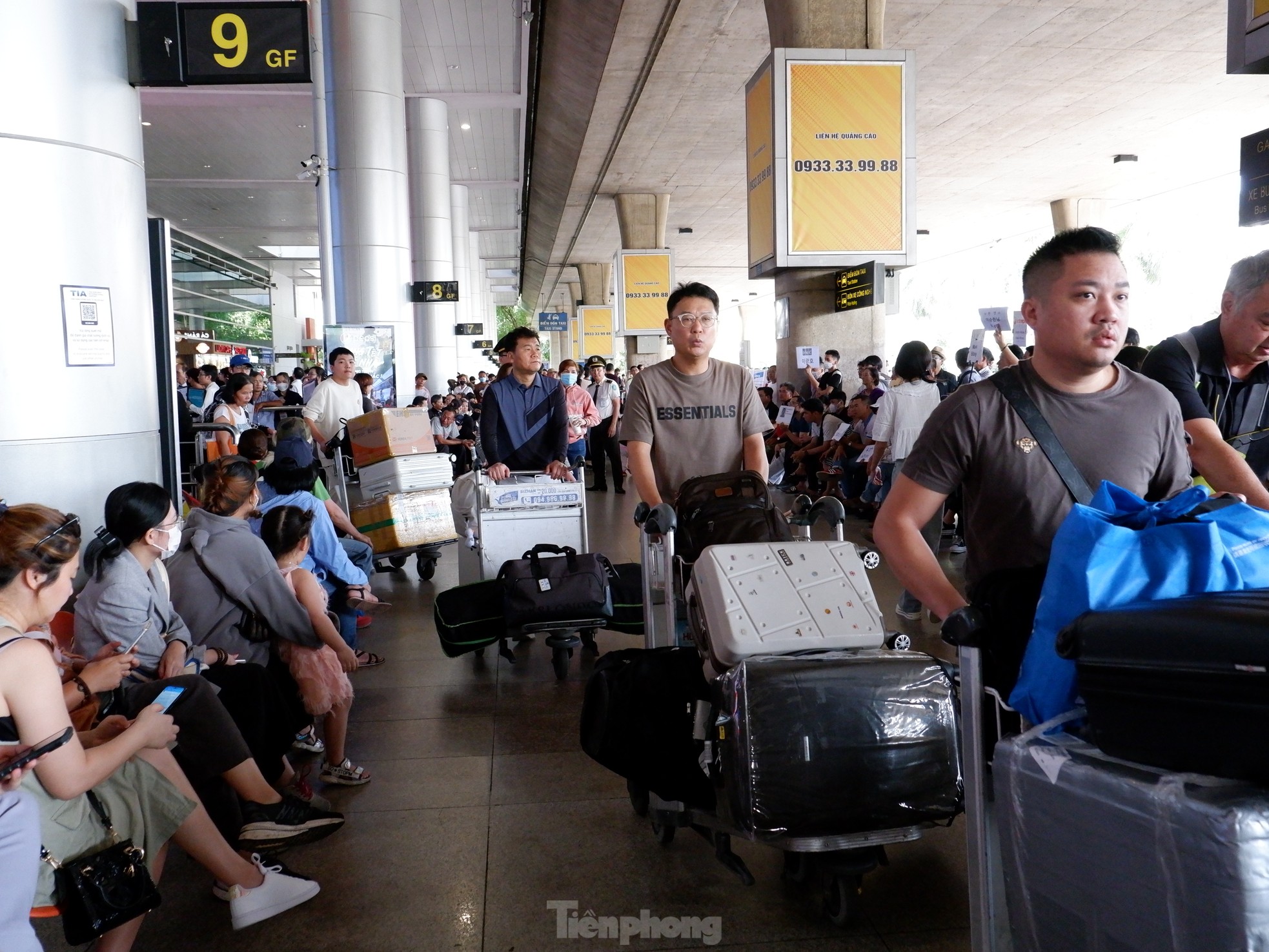Sân bay Tân Sơn Nhất tấp nập người đón Việt kiều về ăn Tết - Ảnh 4.