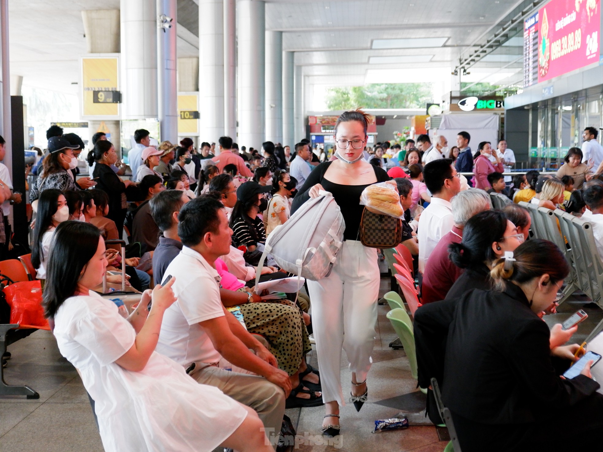 Sân bay Tân Sơn Nhất tấp nập người đón Việt kiều về ăn Tết - Ảnh 5.