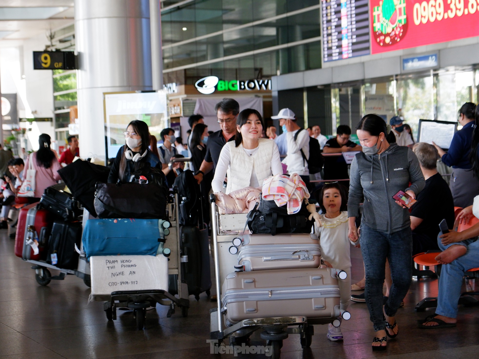 Sân bay Tân Sơn Nhất tấp nập người đón Việt kiều về ăn Tết - Ảnh 1.