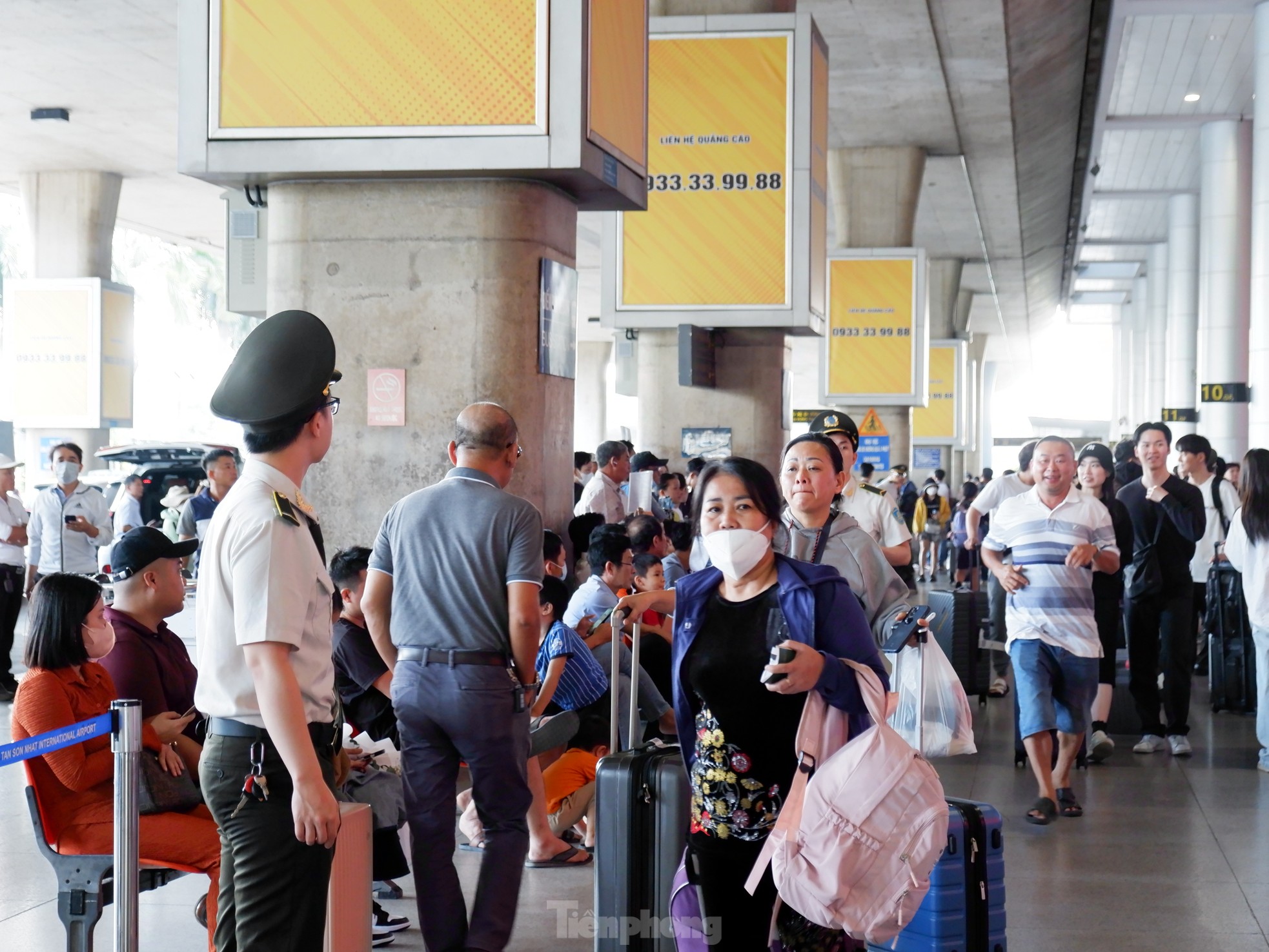 Sân bay Tân Sơn Nhất tấp nập người đón Việt kiều về ăn Tết - Ảnh 11.