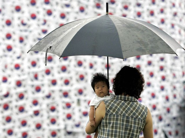 Lo sợ người dân không chịu sinh con, Hàn Quốc trợ cấp cho mỗi em bé 500 triệu đồng từ năm 2024 - Ảnh 2.