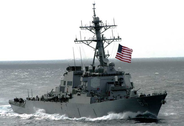 Houthi tuyên bố 'đánh trực tiếp' vào tàu chiến Mỹ, buộc 2 tàu thương mại phải rút khỏi Biển Đỏ - Ảnh 1.