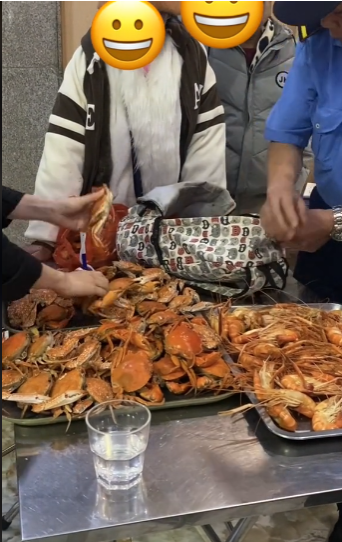 7 khách đi ăn buffet Hà Nội &quot;đút túi&quot; 10kg hải sản, giải thích lý do khó chấp nhận - Ảnh 2.