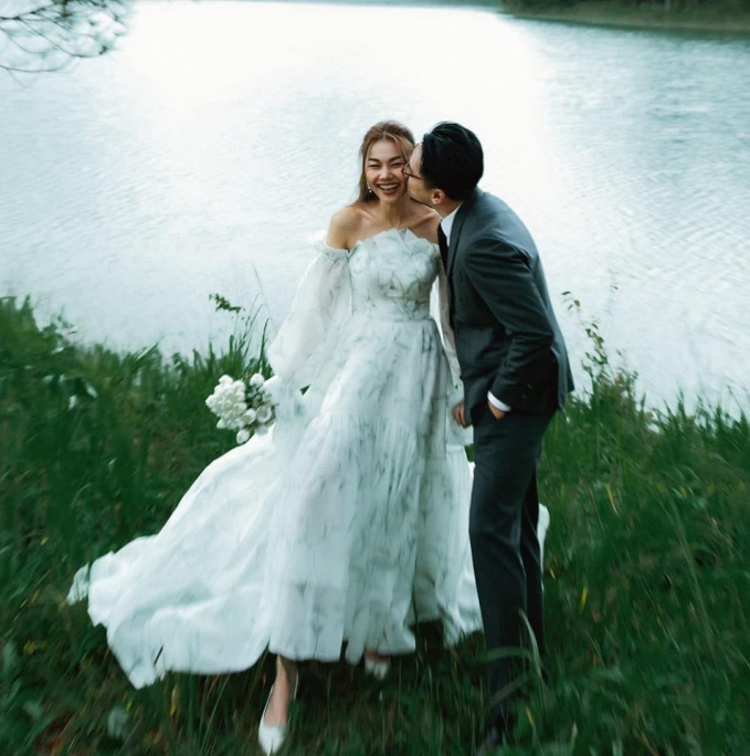 Thanh Hằng khoe bức ảnh cưới chưa từng được công bố, ngọt ngào khiến netizen phát hờn - Ảnh 1.