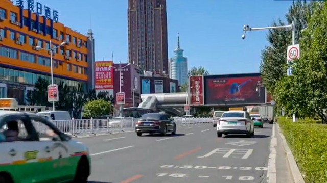 Trung Quốc: Bảng quảng cáo khổng lồ giữa trung tâm thành phố là 'cầu vượt' vươn tới quyền lực quan tham - Ảnh 1.