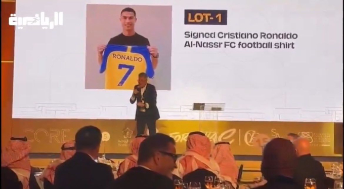 Sức hút khó tin của Ronaldo: Chỉ một chiếc áo có chữ ký cũng bán được tiền tỷ