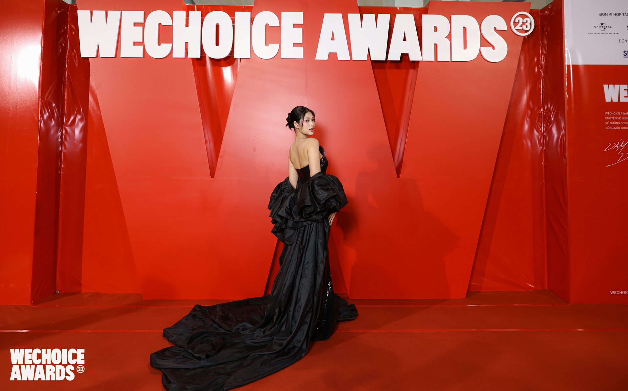 "Đại chiến hoa hậu" tại WeChoice Awards 2023: Lương Thuỳ Linh dịu kha, Vũ Thuý Quỳnh - Ngô Bảo Ngọc "chặt đẹp" thảm đỏ- Ảnh 10.