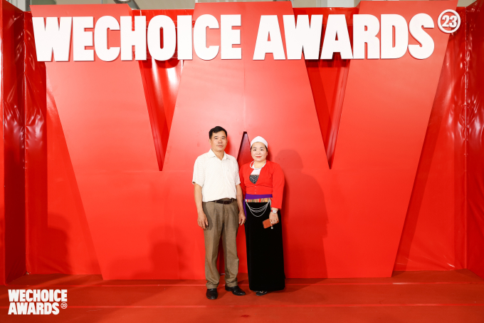 Hình ảnh giản dị của 2 nhà giáo đặc biệt tại thảm đỏ Gala WeChoice Awards 2023 - Ảnh 1.