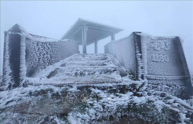 Gần 10 nghìn lượt khách lên đỉnh Mẫu Sơn ngắm băng tuyết - Ảnh 2.