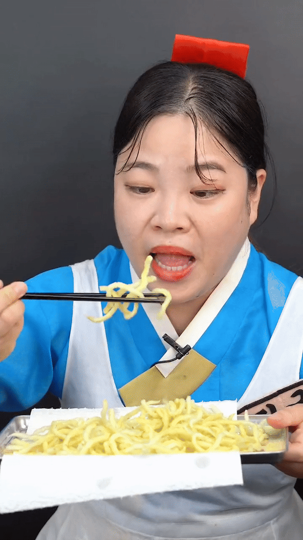 TikToker Hàn Quốc đổ xô mukbang món "tăm chiên giòn", bề ngoài giòn rụm ngon mắt nhưng sự thật gây lo ngại- Ảnh 2.