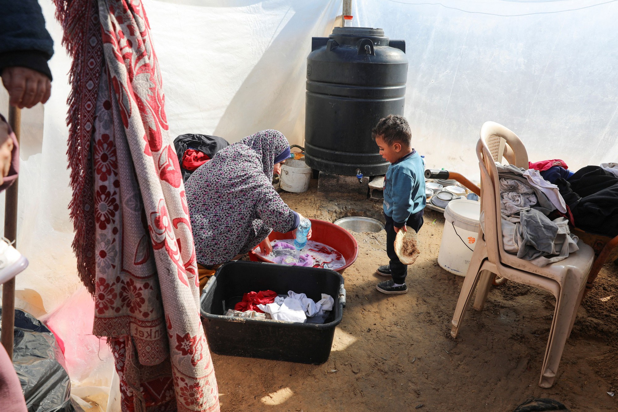 Người dân ở Khan Younis, phía Nam Gaza đang đối mặt nạn đói và tình trạng suy dinh dưỡng nghiêm trọng Ảnh: REUTERS
