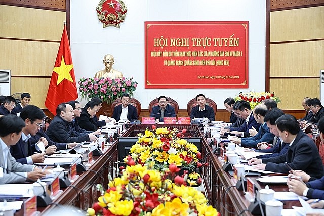 Thủ tướng họp với Bí thư, Chủ tịch 9 tỉnh thúc đẩy dự án đường dây 500kV mạch 3 - Ảnh 1.
