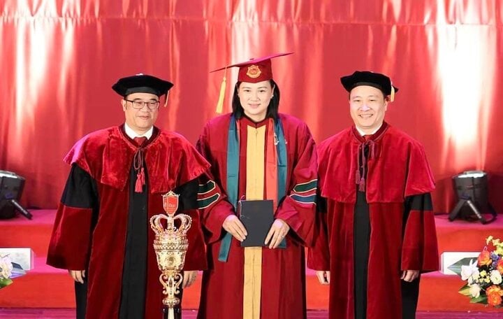 Hoa khôi bóng chuyền Kim Huệ nhận bằng thạc sỹ kinh tế ở tuổi 42 - Ảnh 1.