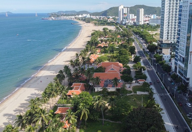 Thu hồi hơn 20.100 m2 đất khu nghỉ dưỡng chắn biển Nha Trang - Ảnh 1.