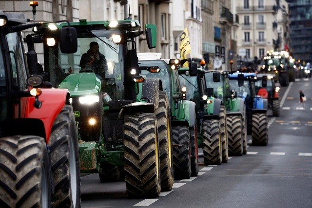 Cơn bĩ cực của nông dân Pháp: Kiếm hơn 18 triệu đồng/tháng vẫn chẳng đủ sống, từ niềm tự hào nuôi sống toàn dân đến cảnh phải xuống đường đấu tranh - Ảnh 1.