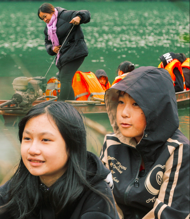 &quot;Mẹ Nụ&quot; - Cô giáo lái đò sông Đà và những lần đầu tiên đầy xúc động cùng WeChoice Awards 2023- Ảnh 2.