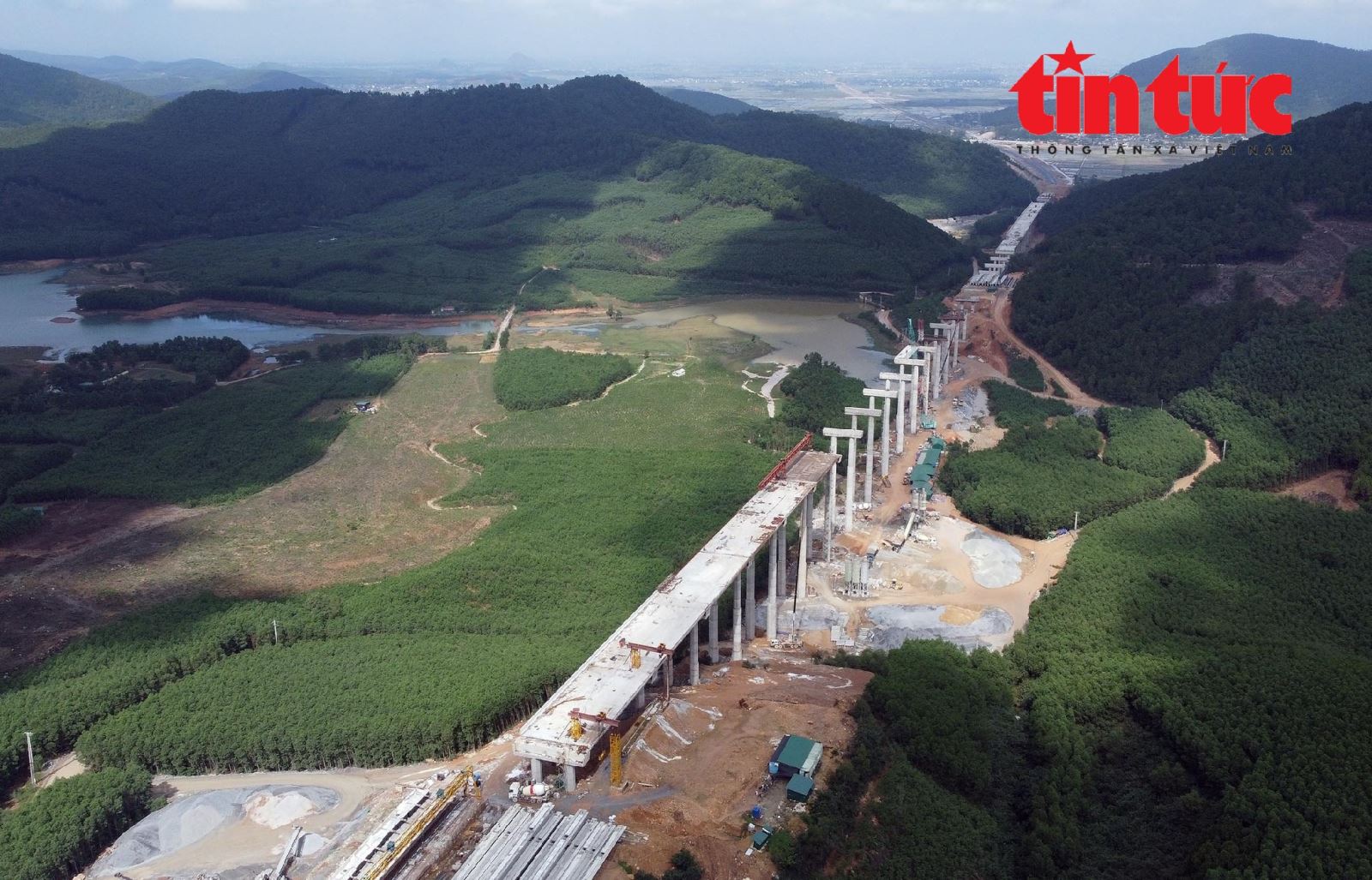 Thi công xuyên Tết, cao tốc Diễn Châu - Bãi Vọt đảm bảo tiến độ cán đích - Ảnh 17.
