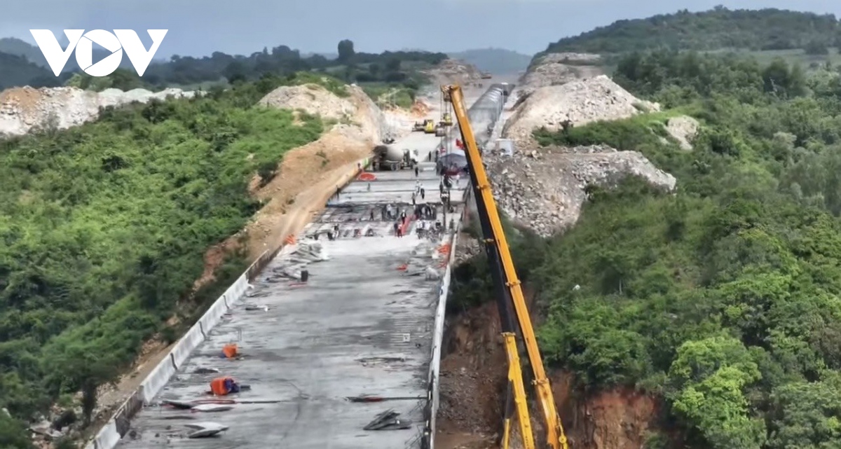 Hối hả thi công cao tốc nối Nha Trang - Sài Gòn những ngày cận Tết Nguyên đán - Ảnh 22.