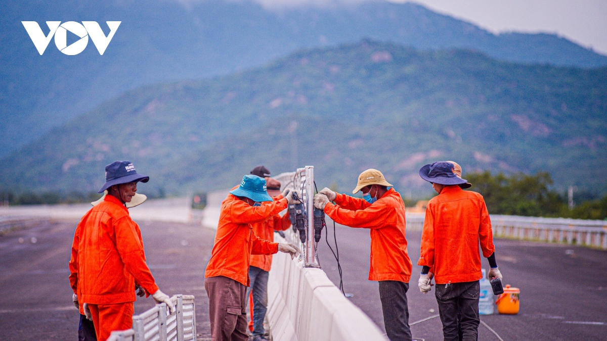 Hối hả thi công cao tốc nối Nha Trang - Sài Gòn những ngày cận Tết Nguyên đán - Ảnh 9.