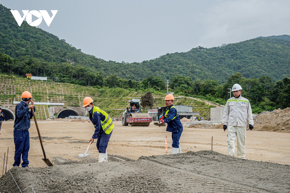 Hối hả thi công cao tốc nối Nha Trang - Sài Gòn những ngày cận Tết Nguyên đán - Ảnh 7.