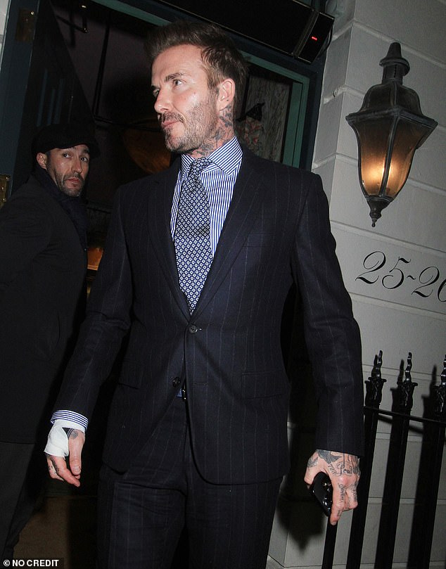 David Beckham went to dinner with his second uncle at a luxury restaurant, fans noticed an unusual spot on his right hand - Photo 1.