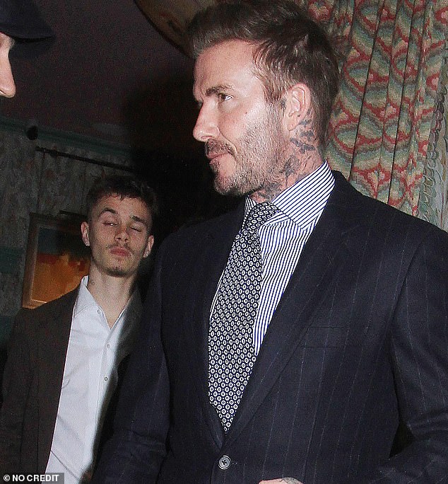 David Beckham đi ăn tối cùng cậu hai tại một nhà hàng sang trọng, fan chú ý đến điểm bất thường ở tay phải - Ảnh 4.