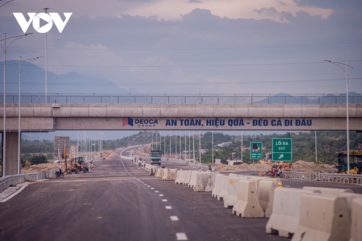 Hối hả thi công cao tốc nối Nha Trang - Sài Gòn những ngày cận Tết Nguyên đán - Ảnh 3.