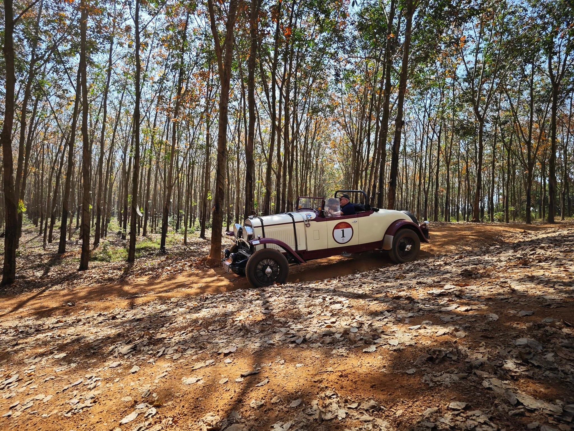 Dàn xe cổ trăm tuổi chạy gần 7.000km xuyên rừng ĐNÁ: Qua 4 nước, xuất phát từ TP.HCM, kết thúc ở Hà Nội
