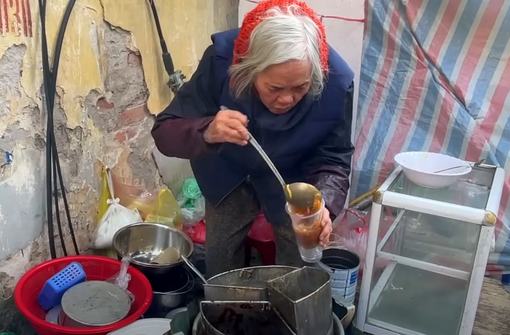 Cụ bà 82 tuổi bán chè sắn giữa trung tâm Hà Nội và câu chuyện buồn ít ai biết - Ảnh 5.