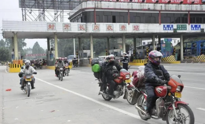 Người Trung Quốc từ bỏ Xuân Vận bằng xe máy - Ảnh 1.