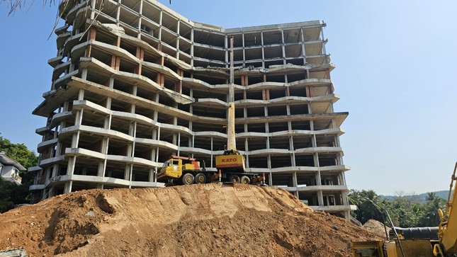 Bắt đầu tháo dỡ khách sạn 12 tầng xây trái phép ở Phú Quốc - Ảnh 3.