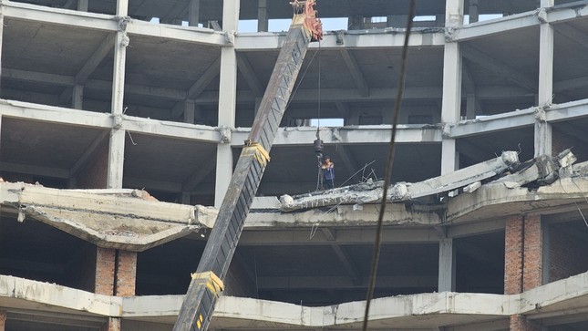 Bắt đầu tháo dỡ khách sạn 12 tầng xây trái phép ở Phú Quốc - Ảnh 2.