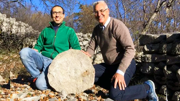 Tấm đá bí ẩn 2.400 năm tuổi - bản đồ thiên thể cổ nhất từ ​​trước đến nay - Ảnh 1.