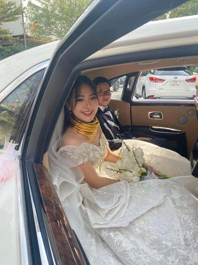 Mâm cỗ cưới 28 triệu của đại gia Quảng Ninh, rạp rộng 1000 mét vuông, cô dâu đeo vàng trĩu cổ - Ảnh 4.