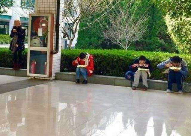 Bức ảnh sinh viên trường top ăn trưa bất ngờ viral: Nhìn vào cuối cùng cũng hiểu tại sao họ lại trở thành học bá!- Ảnh 1.