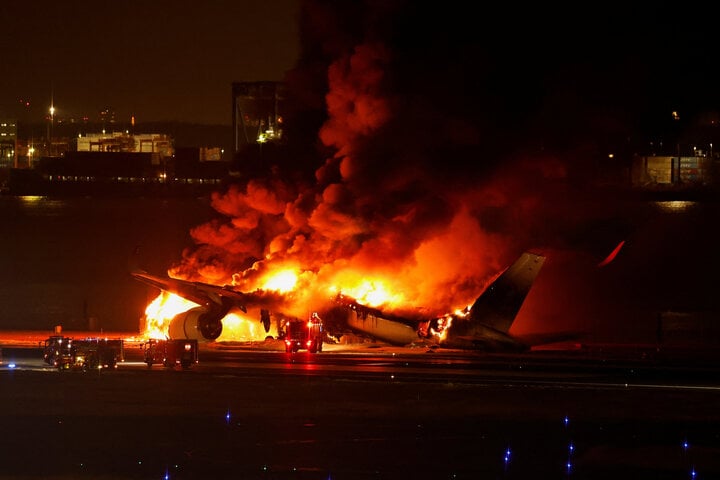 Reuters: 379 hành khách thoát khỏi máy bay Nhật Bản đang cháy một cách thần kỳ - Ảnh 1.