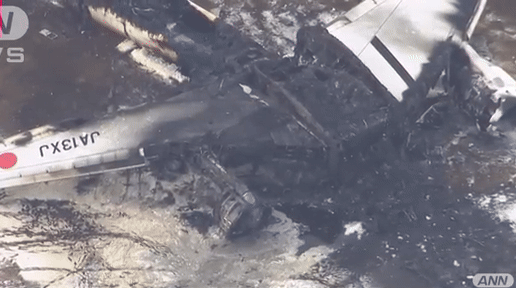 Clip từ trên cao cho thấy hình ảnh chiếc máy bay Japan Airlines sau vụ cháy: Trơ trụi toàn bộ, chỉ còn lại vài mảnh - Ảnh 4.