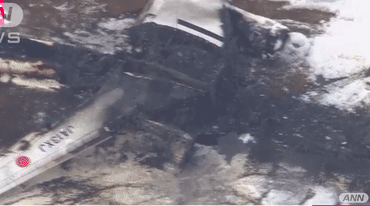 Clip từ trên cao cho thấy hình ảnh chiếc máy bay Japan Airlines sau vụ cháy: Trơ trụi toàn bộ, chỉ còn lại vài mảnh - Ảnh 5.