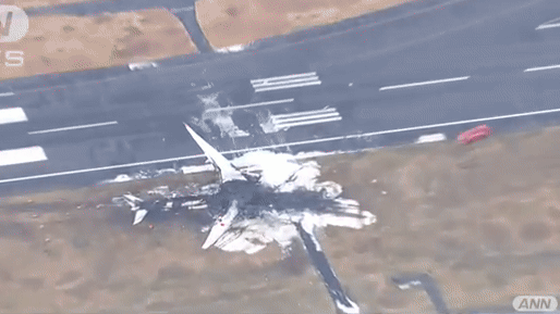 Clip từ trên cao cho thấy hình ảnh chiếc máy bay Japan Airlines sau vụ cháy: Trơ trụi toàn bộ, chỉ còn lại vài mảnh - Ảnh 2.