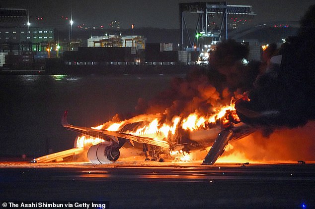 Gần 400 hành khách thoát nạn thần kỳ trong vụ cháy máy bay tại Nhật Bản: Tất cả đều nhờ 1 chi tiết này - Ảnh 1.