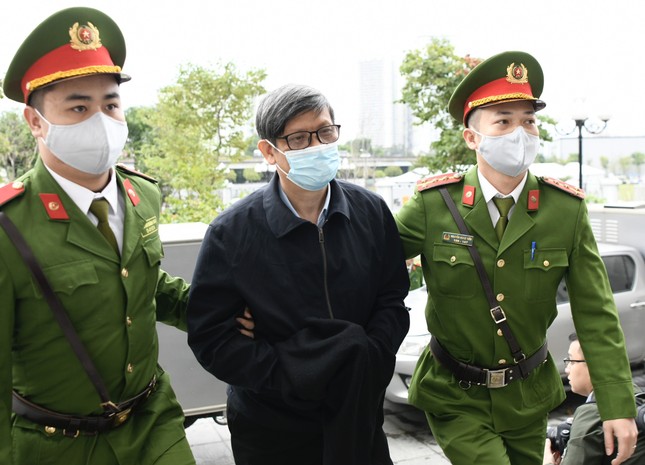 Xét xử vụ Việt Á: Cựu bộ trưởng Nguyễn Thanh Long đứng đầu danh sách nhận hối lộ từ Việt Á với 55 tỷ đồng - Ảnh 1.
