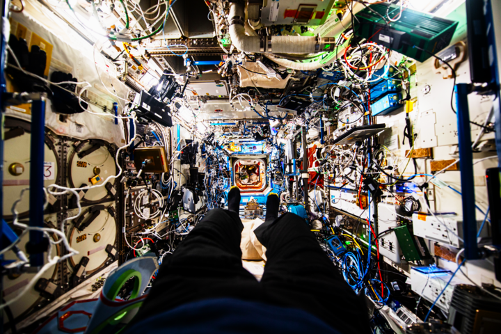 Bức ảnh gây choáng về nội thất trong trạm vũ trụ ISS - Ảnh 1.